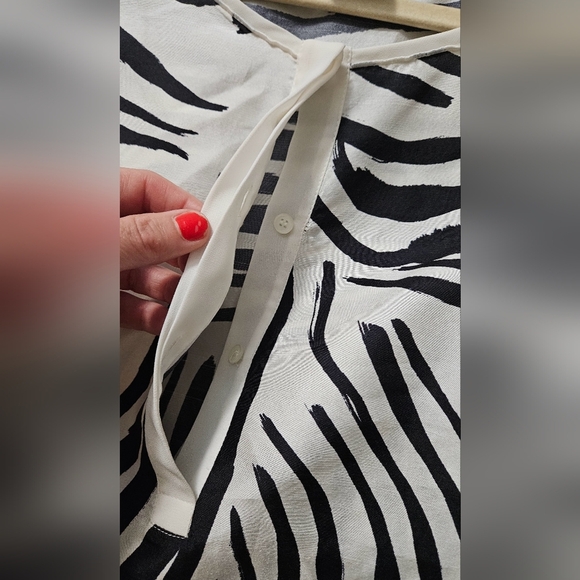 LAFAYETTE 148 Newyork 100% silk Shari ShortSleeve Zebra-Print Top Black/White. M - Picture 9 of 16